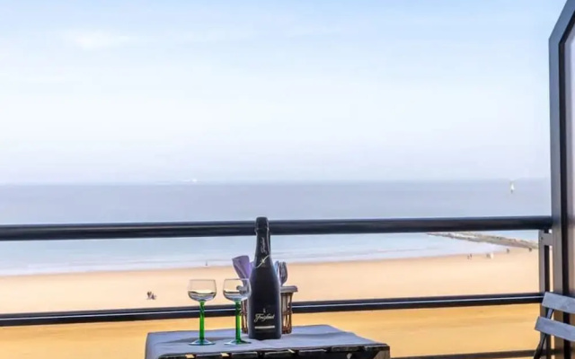 Beautiful Spacious Studio With Frontal sea View
