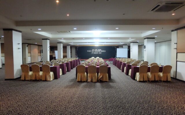 Carlton Holiday Hotel & Suites
