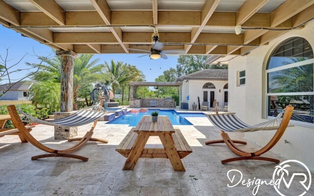 8-BR with Pool & Mini-golf & Soccer