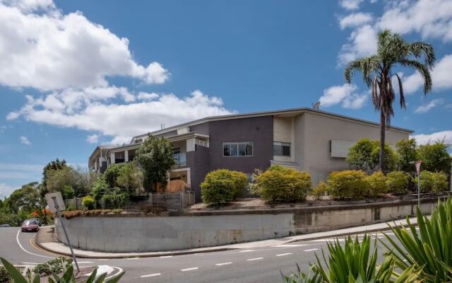Peaceful 1 Bedroom Apartment with Parking