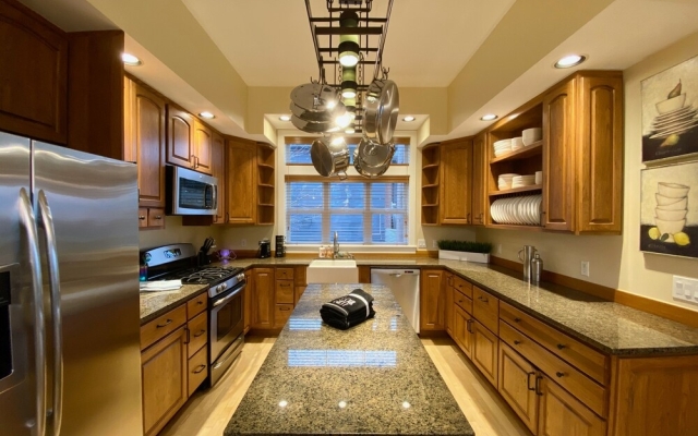 Tranquil 3BR House with Balcony