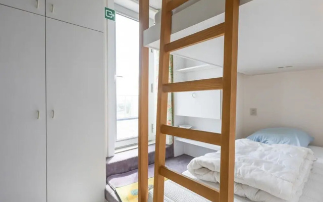 Apartment on Zeedijk With Sea Views