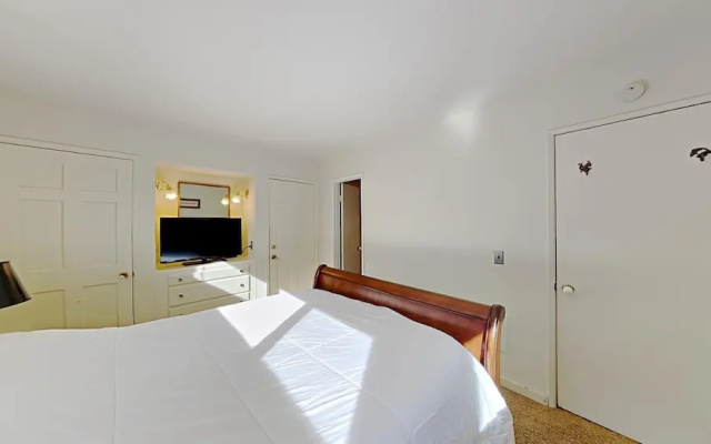 Spacious 2 BR Units at 1849 Condos with FREE Pool, Parking & Wifi