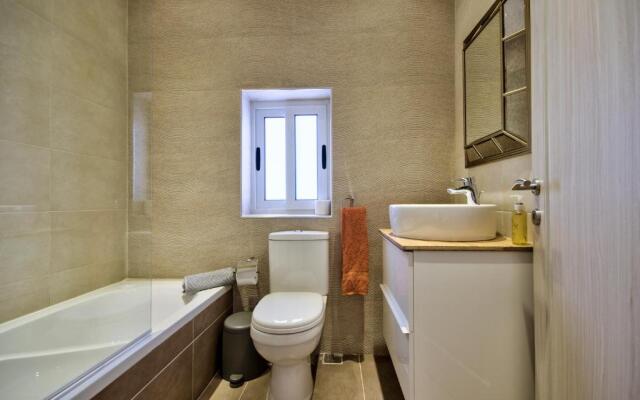 Elegant 4-bedroom Sliema Town House with Jacuzzi