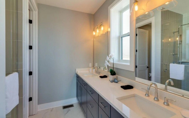 Mega Home 24 Beds and Karaoke