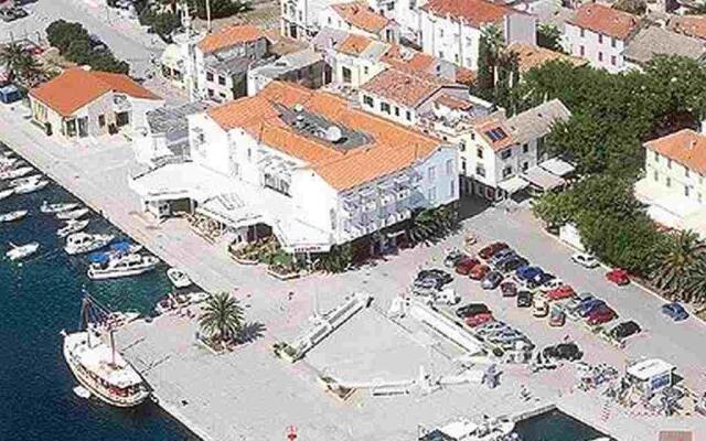 Holiday Home Square Loza