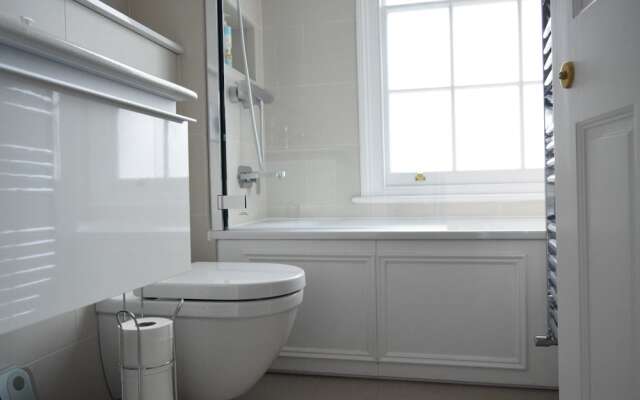 4 Bedroom House in Hackney
