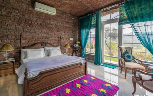 StayVista at Brickwood Hill with Outdoor Infinity Pool & Jacuzzi