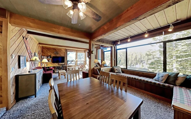 Nice 2 Bedroom Condo in Mammoth! Easy access to 3 Hot Tubs & Pool! by RedAwning