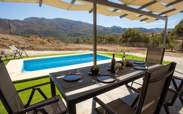 3-bed Villa in Palaioloutra With Private Pool