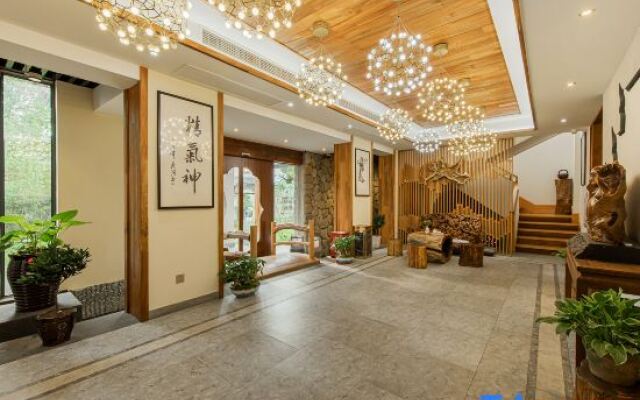 Anji Double Fish Hall Hot Spring Resort B&B (Longwangshan Canyon Drift Shop)