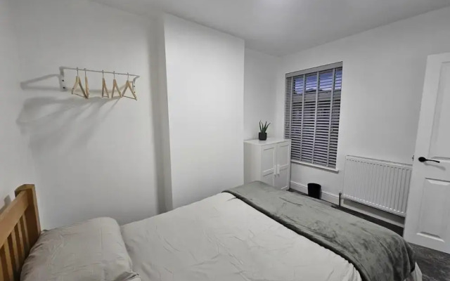 Newly Renovated 2 Bed With Garden & Parking