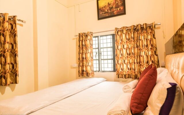 On The Ghat by Howdy Hostels