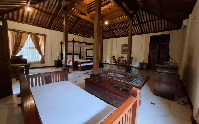 Joglo Plawang Villa & Resort – Guest Rooms – Sleman