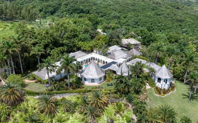 Luxury 8BR Hilltop Villa Sweeping Sea Views Private Pool