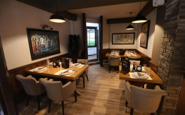 Hotel Aristocrat & Fish Restaurant
