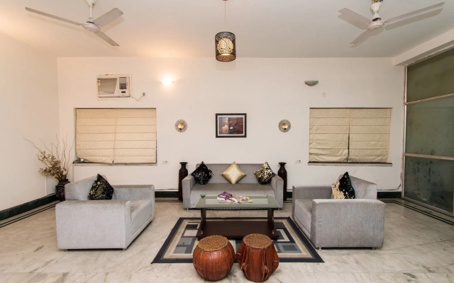 Oyo 6774 Apartment The White Feathers