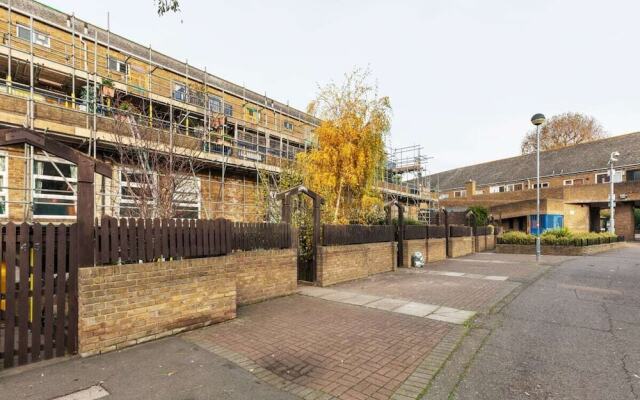 Designer 3 Bed House With Spacious Interior in Haggerston