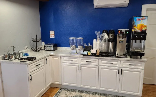 Olde Tavern Motel And Inn