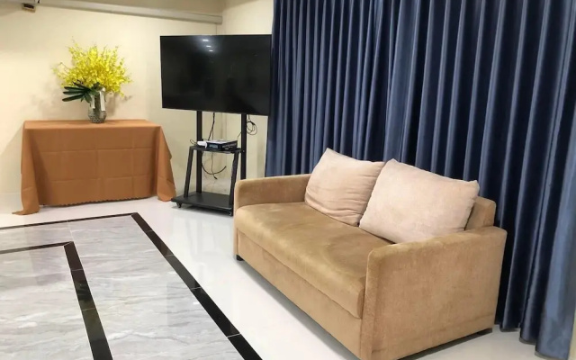 The Lux Ladprao 10