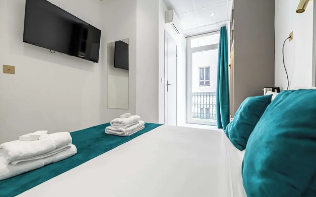Deluxe Bedroom With Balcony in Cannes Palais