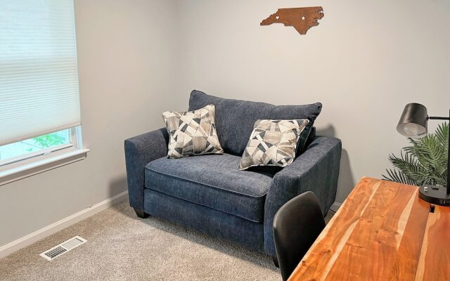 Walk to Dtwn & Breweries: Townhome in Cary!