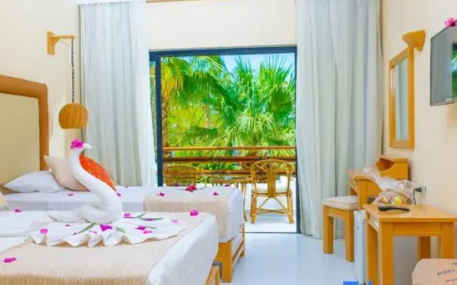 Superior room with garden or pool view — фото 1