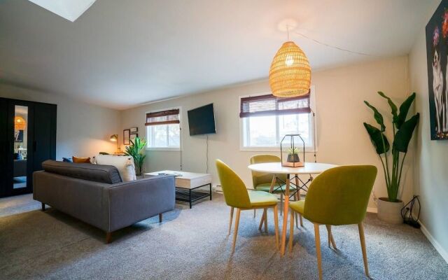 Sophisticated City Escape near DU