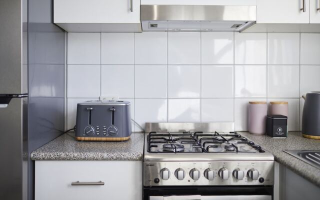 1 Bedroom Apt With Parking Stroll to Elwood Beach