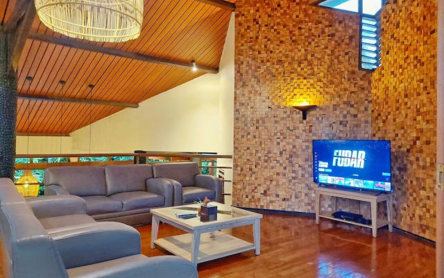 Villa 4-BR Klub Bunga No. 8 Batu Malang