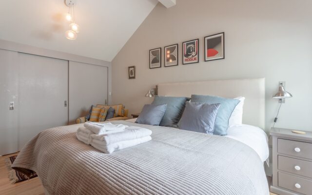 Chic 2 Bedroom Garden House in Dalston