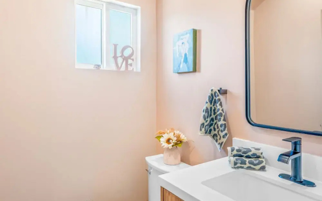Stylish Sherman Oaks Townhouse W/ 3 Master Suites