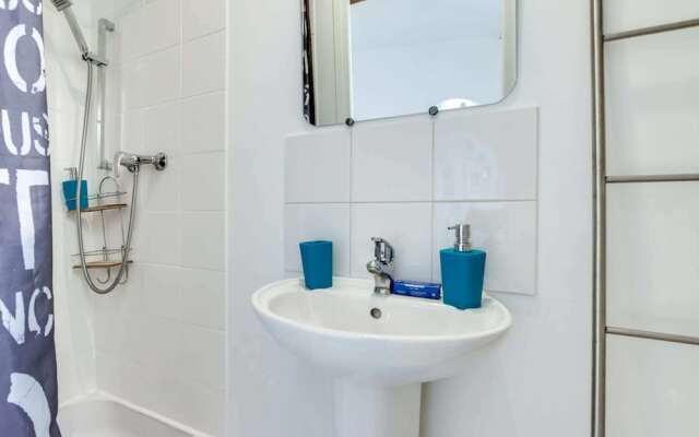 Quaint Apartment With Rooftop Views of Montmarte