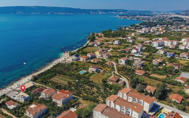 Nice Home in Kastel Stafilic With Wifi and 5 Bedrooms