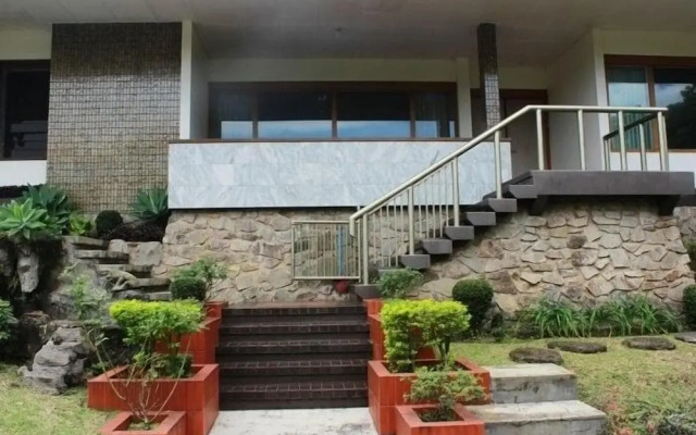 De Dago Pakar Villa by HouseinBandung