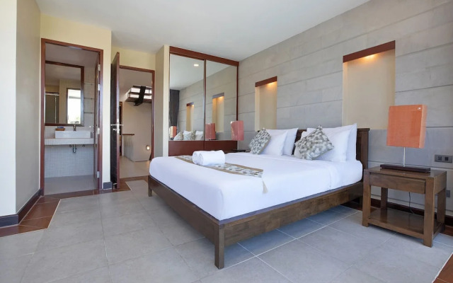 Designer 3BR Pool Access Villa Argent 8
