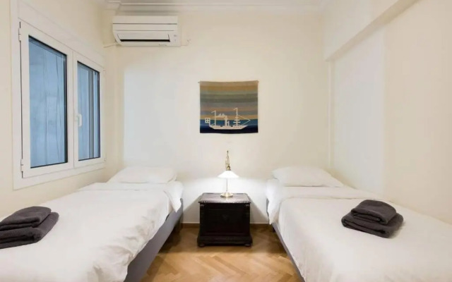 Elegant 3 bd apt, in the most prestigious area.