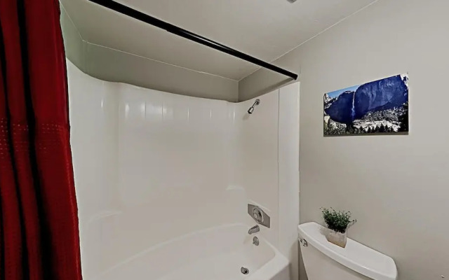 Spacious 2 BR Units at 1849 Condos With Free Pool, Parking & Wifi