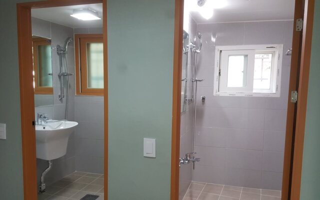 Kim's Family Guest House - Hostel