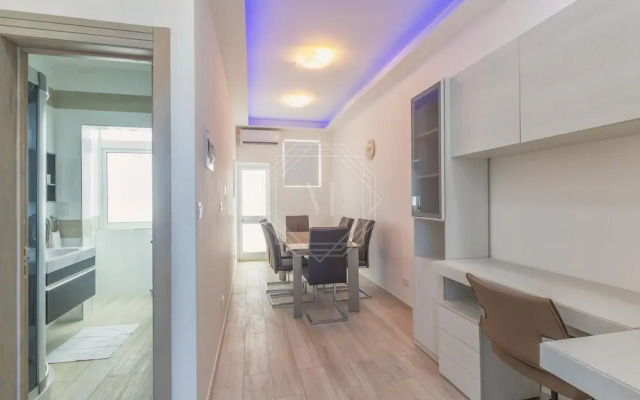 Seafront Penthouse Triplex- Roof Terrace & Hot Tub