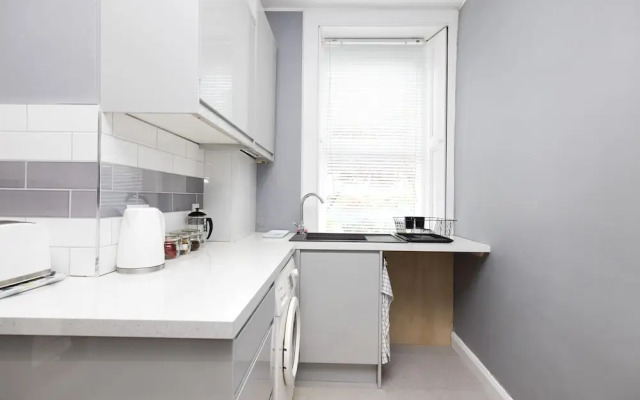 JOIVY Charming 1-Bed Ap Near Leith Links W/ Patio