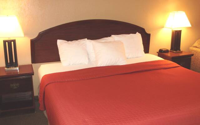 Trade Winds Central Inn