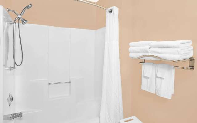 Super 8 by Wyndham Sheboygan WI