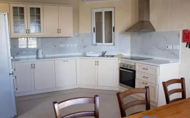 Kenn - 4 bedrooms (sleeps 8+2 kids) Gharb village