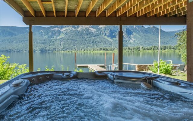 All About The Lake 4 Bedroom Home by NW Comfy Cabins by RedAwning