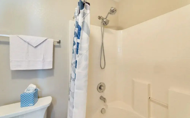 Charming North Charleston Townhome - Pets Welcome!