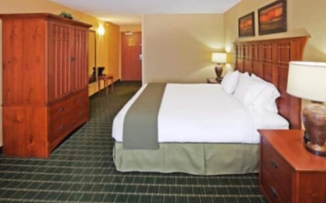 The Q Hotel And Suites