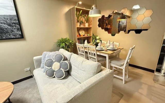 Aesthetic Cozy Apartment Condo With Pool Balcony & Deck