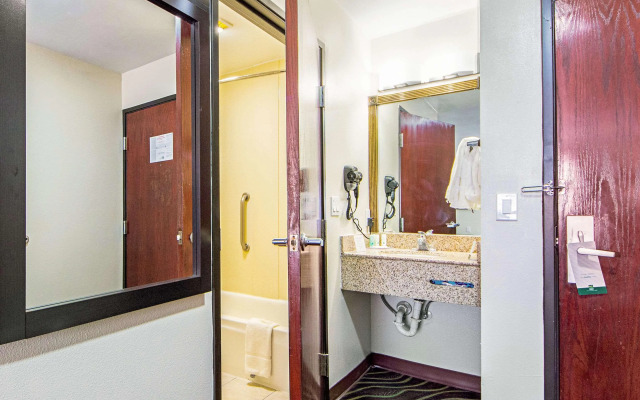 Econo Lodge Inn & Suites