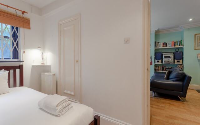 2 Bedroom Apartment With Garden in Chelsea